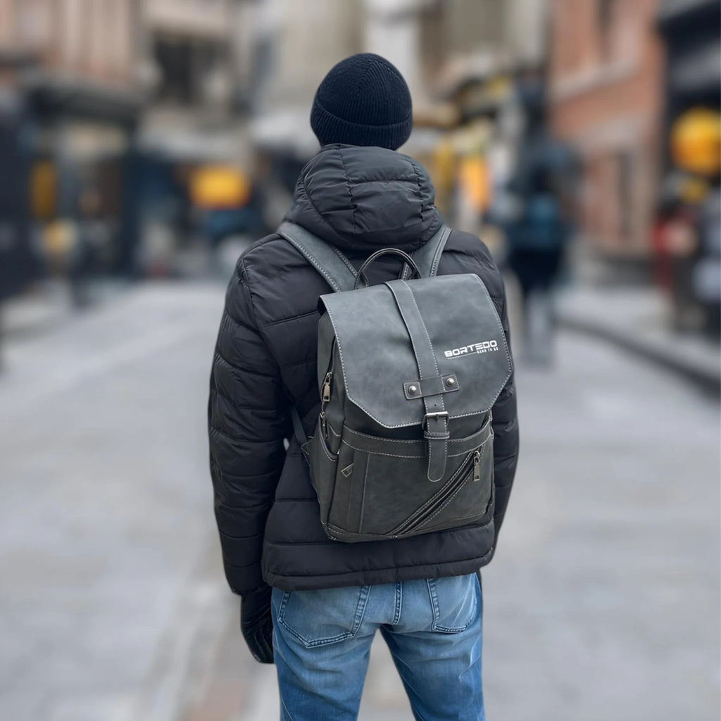 plecak-eko-skora-czarny-na_modelu-meski_1