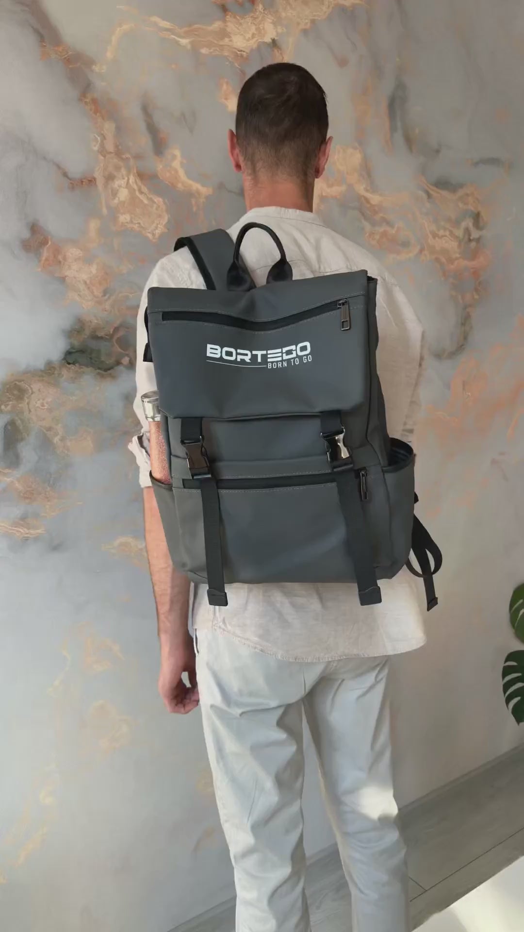 Carica il video: video of the city backpack