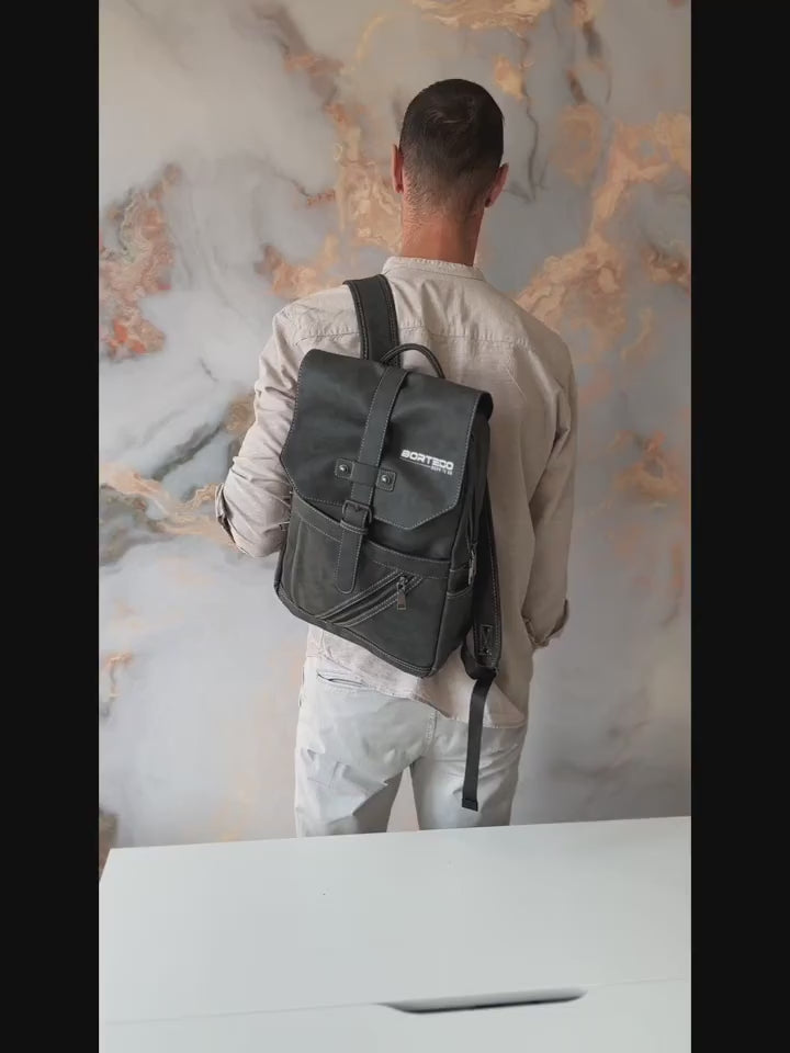 Video laden: video of backing the leather backpack